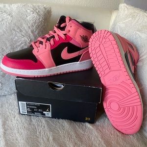 Air Jordan 1 Mid GS “Coral Chalk”